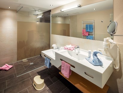Familienhotel - Oberstdorf - in unseren modernen Badezimmern macht das Duschen richtig Spaß - Kinderhotel Laderhof