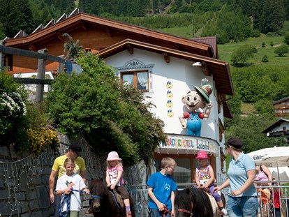 Familienhotel - Ponyreiten - Tirol - im Sommer gibt es täglich Pony reiten - Kinderhotel Laderhof