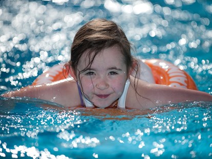 Familienhotel - Ponyreiten - Tirol - Schwimmen lernen im Urlaub - auch das ist möglich im Laderhof - Kinderhotel Laderhof