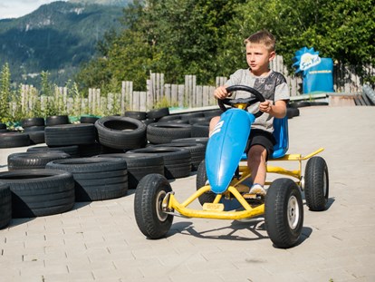 Familienhotel - Wellnessbereich - Tirol - Die Go Carts sind der Hit! - Kinderhotel Laderhof