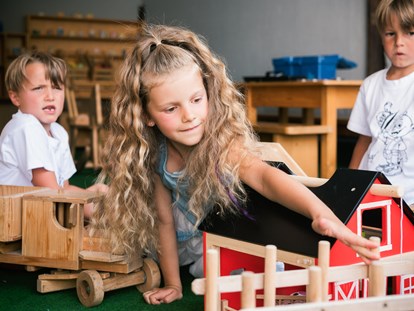 Familienhotel - Wellnessbereich - Tirol - beim Spielen entstehen Freundschaften - Kinderhotel Laderhof