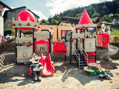 Familienhotel - Ehrwald - die Kleinkindritterburg mit rießen Sandplatz - Kinderhotel Laderhof