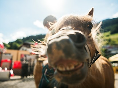 Familienhotel - Garten - Tirol - Pony reiten im Sommer an 6 Tagen/Woche - Kinderhotel Laderhof