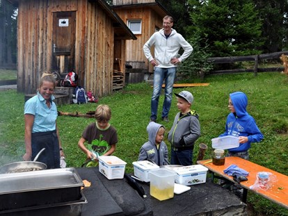 Familienhotel - Garten - Tirol - im Sommer wöchentlich Familienwanderung mit Traktorfahrt, Grillen und Geschichten hören - Kinderhotel Laderhof