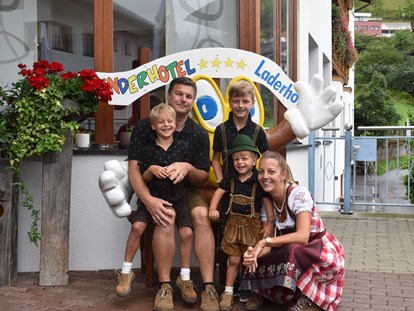 Familienhotel - Garten - Tirol - Familie Ebner Claudia und David mit den 3 Jungs freuen sich auf Sie! - Kinderhotel Laderhof