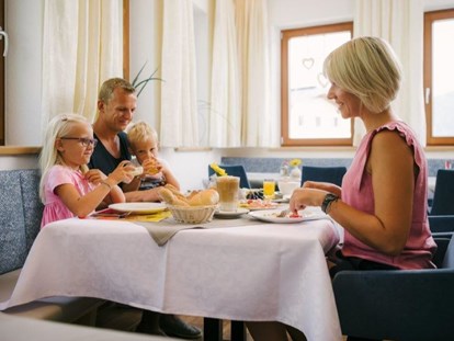 Familienhotel - Ponyreiten - Tirol - Frühstücksraum - Kinderhotel Laderhof