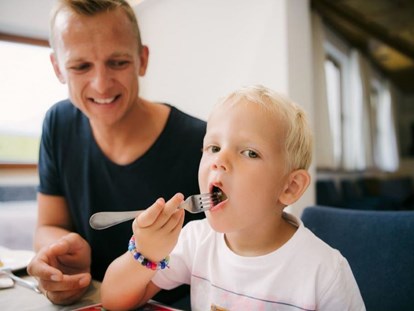 Familienhotel - Verpflegung: All-inclusive - Österreich - MMMmmhhh wie das schmeckt,... - Kinderhotel Laderhof