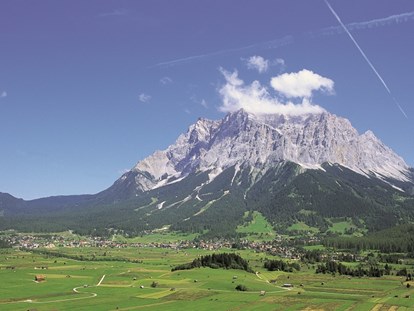 Familienhotel - Wellnessbereich - Tirol - das Wettersteinmassiv mit der Zugspitze - Tirolerhof Familotel Zugspitze