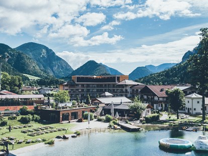 Familienhotel - Pools: Außenpool beheizt - Österreich - Badesee direkt beim Hotel - POST Family Resort