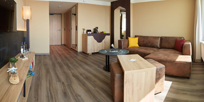 Familienhotel - Umgebungsschwerpunkt: Meer - Ostsee - Wohnzimmer aus der Familiensuite - Wikingerresort Dampland