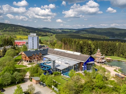 Familienhotel - Verpflegung: Halbpension - Deutschland - Außenansicht Badegärten und Hotel - Hotel Am Bühl