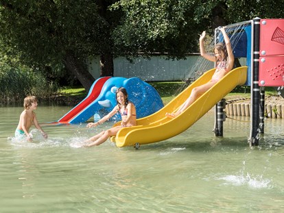 Familienhotel - Umgebungsschwerpunkt: Fluss - Kärnten - Wasserrutsche ins seichte Wasser - Baby + Kinderhotel Sonnelino