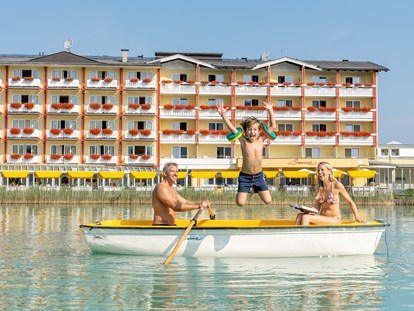 Familienhotel - Kinderbetreuung - Kärnten - Mit dem Ruderboot über den See. Zum Ausleihen direkt im Hotel. - Baby + Kinderhotel Sonnelino