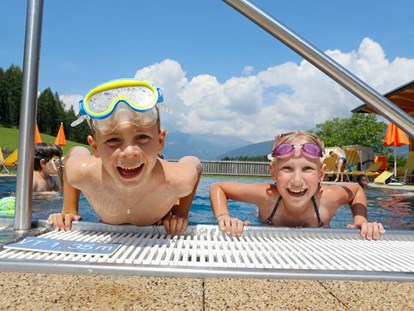 Familienhotel - Pools: Schwimmteich - Österreich - Kinder im Pool - Familienhotel Kreuzwirt