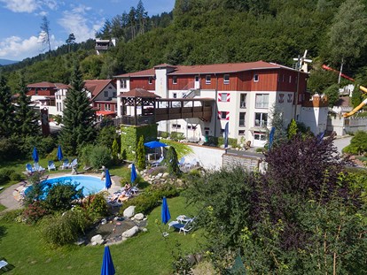 Familienhotel - Pools: Infinity Pool - Kärnten - Smileyhotel mit Freibad  - Smileys Kinderhotel 