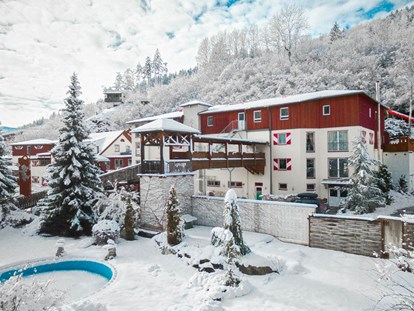 Familienhotel - Pools: Infinity Pool - Kärnten - Smileyhotel im Winter  - Smileys Kinderhotel 