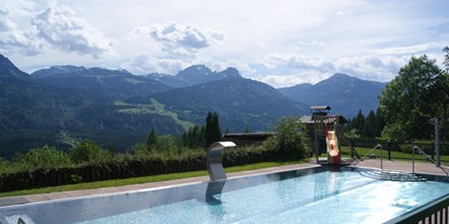 Familienhotel - Wellnessbereich - Kärnten - Der Pool im Garten im Sommer - nawu apartments