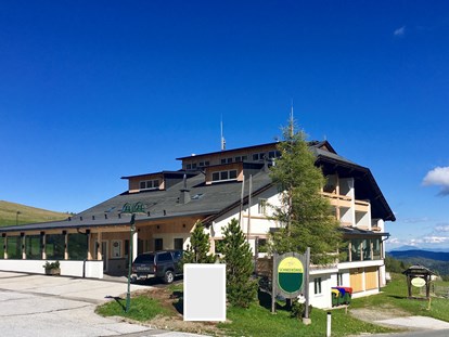 Familienhotel - Skikurs direkt beim Hotel - Kärnten - Hotel Schneekönig im herrlichen Sommer - Familienhotel Schneekönig