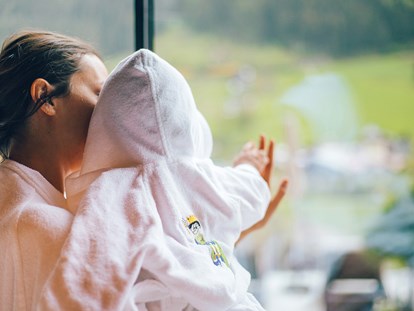 Familienhotel - Pools: Außenpool beheizt - Österreich - Mama mit Baby - DAS EDELWEISS Salzburg Mountain Resort