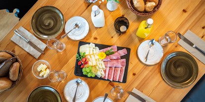 Familienhotel - Egg am Faaker See - Täglicher Frühstücks-Service gegen Aufpreis gerne möglich - Trattlers Hof-Chalets