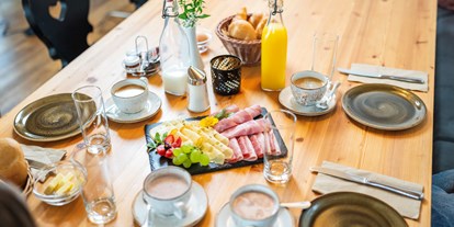 Familienhotel - Egg am Faaker See - Genüsslich Frühstücken und sich verwöhnen lassen - Trattlers Hof-Chalets