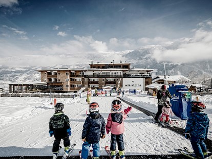 Familienhotel - Wellnessbereich - Tirol - Kinderskikurs - Mia Alpina Zillertal Family Retreat
