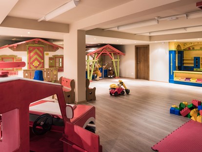 Familienhotel - Garten - Tirol - STAR.Dorf - Spiel und Spass für alle Kinder bis 6 Jahre - Baby- & Kinderhotel Laurentius