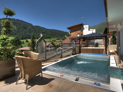Familienhotel - Garten - Tirol - Aussenbecken - Furgli Hotels