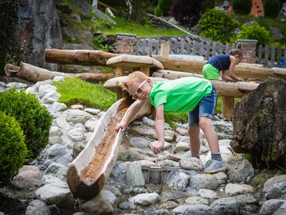 Familienhotel - Babybetreuung - Österreich - Wasserspiellauf im 20.000m² Abenteuerpark - Alpin Family Resort Seetal
