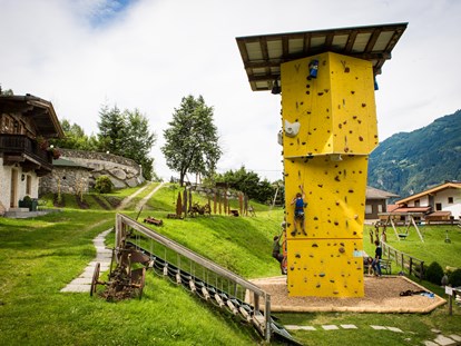 Familienhotel - Wellnessbereich - Tirol - 8m Kletterturm im 20.000m² Abenteuerpark - Alpin Family Resort Seetal