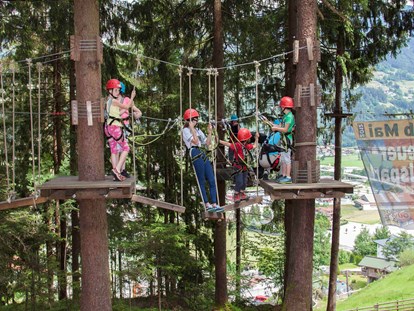 Familienhotel - Garten - Tirol - Hochseilgarten 100m oberhalb des Hotels mit kostenfreien Kursen - Alpin Family Resort Seetal
