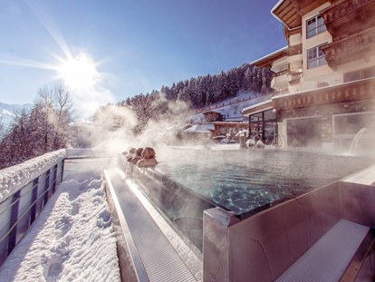 Familienhotel - Pools: Schwimmteich - Österreich - 32° Infinity Outdoor Pool - Alpin Family Resort Seetal