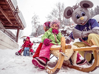 Familienhotel - Kinderbetreuung - Österreich - Unser Maskottchen Cheesy ist immer dabei! - Alpin Family Resort Seetal