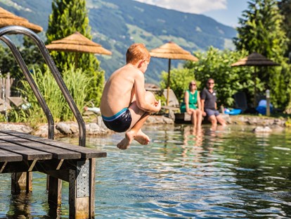 Familienhotel - Garten - Tirol - Badeteich - ein Highlight im Sommer - Alpin Family Resort Seetal