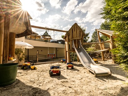 Familienhotel - Garten - Tirol - Sandspielturm am Kleinkinderspielplatz - Alpin Family Resort Seetal