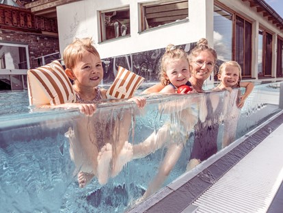 Familienhotel - Pools: Außenpool beheizt - Österreich - 32Grad Infinity Outdoorpool - Alpin Family Resort Seetal