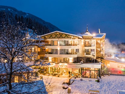 Familienhotel - Pools: Schwimmteich - Österreich - Urlaub direkt an der Skipiste - Alpin Family Resort Seetal