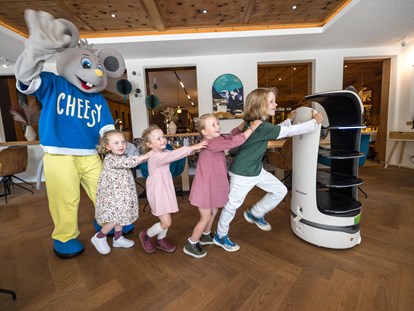 Familienhotel - Kinderbetreuung - Österreich - Highlight im Restaurant: unser Service Roboter Cheesy CAT  - Alpin Family Resort Seetal