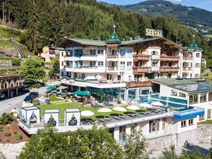 Familienhotel - Pools: Schwimmteich - Österreich - Hotel mit traumhafter Ausblick - thronen über dem Zillertal - Alpin Family Resort Seetal
