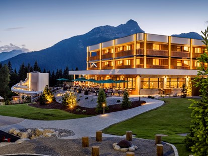 Familienhotel - Wellnessbereich - Tirol - Ansicht bei Dämmerung - Zugspitz Resort 4*S