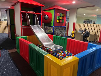 Familienhotel - Suiten mit extra Kinderzimmer - Brandenburg - Kinderspielraum: Rutsche für große Kinder - AHORN Seehotel Templin