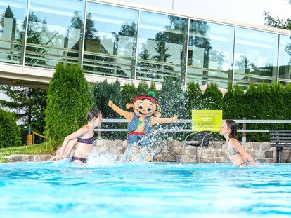 Familienhotel - WLAN - Sachsen - Spaß mit YOKI AHORN im Außen-Pool - AHORN Waldhotel Altenberg