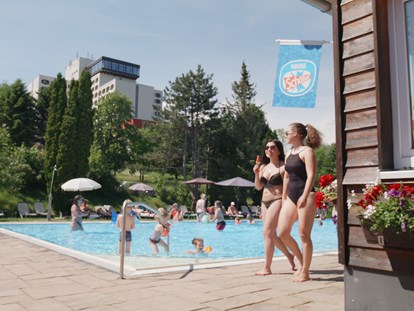Familienhotel - Einzelzimmer mit Kinderbett - Thüringen - Saisonaler Außen-Pool mit Liegewiese und Café - AHORN Berghotel Friedrichroda