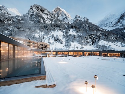 Familienhotel - Sauna - Südtirol - Winterkulisse mit Tribulaun - Feuerstein Nature Family Resort