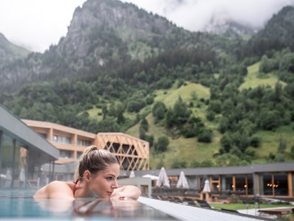 Familienhotel - Sauna - Südtirol - Der Infinitypool - Feuerstein Nature Family Resort