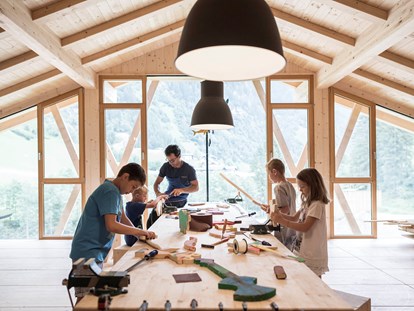 Familienhotel - Sauna - Südtirol - Schreinern und Werkeln in der Holzwerkstatt - Feuerstein Nature Family Resort