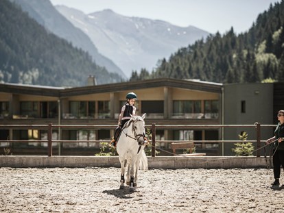 Familienhotel - Ponyreiten - Südtirol - Reitstunden für Anfänger und Fortgeschrittene - Feuerstein Nature Family Resort