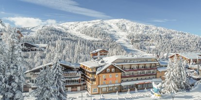 Familienhotel - Skikurs direkt beim Hotel - Kärnten - Außenansicht im Winter - Familienhotel Hinteregger
