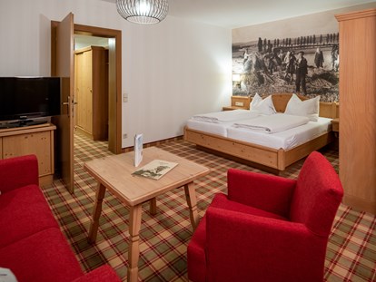 Familienhotel - Tennis - Österreich - Wohnbereich im Doppelzimmer - Familiengut Hotel Burgstaller