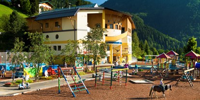 Familienhotel - Tennis - Salzburg - Der Spielplatz im Alpendorf - direkt gegenüber vom Hotel - Hotel Zinnkrügl, Wellness-Gourmet & Relax Hotel